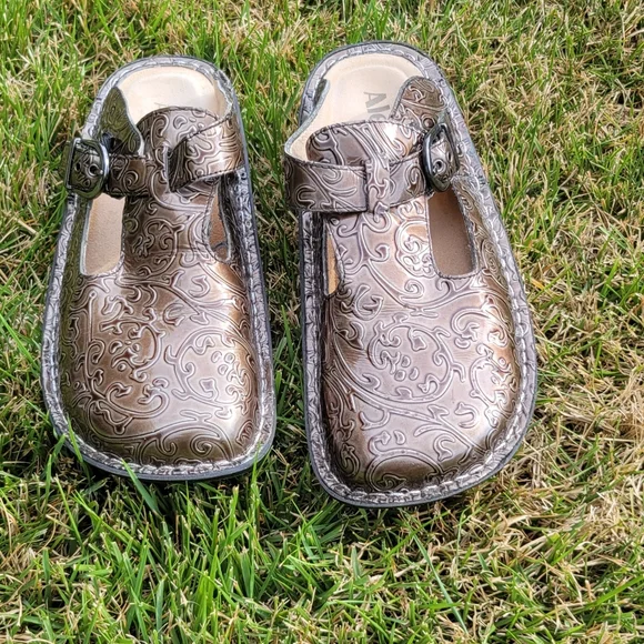 Alegria, Brown Tooled Patent Patterned Women's Shoes 8.5 - Picture 2 of 6
